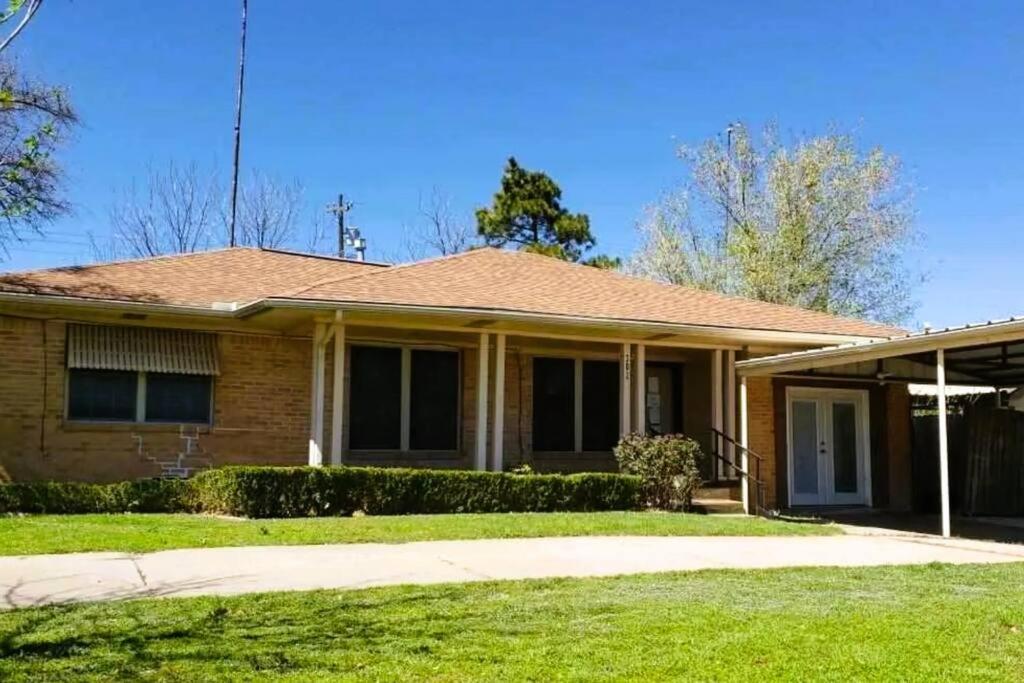 Spacious Lawton Escape With Game Room Near Fort Sill Sleeps 6 Exterior photo